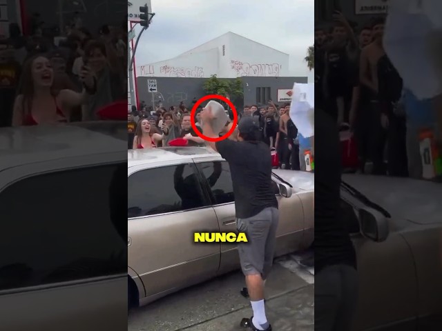 Deixou o teto solar aberto e encheram o carro de água com baldes!
