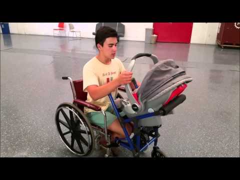 16-годишник искомбинира инвалидска количка и количка за бебиња, за оваа мајка инвалид да може да си го шета бебето надвор