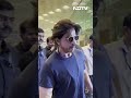 Shah Rukh Khan मुंबई Airport पर स्पॉट हुए