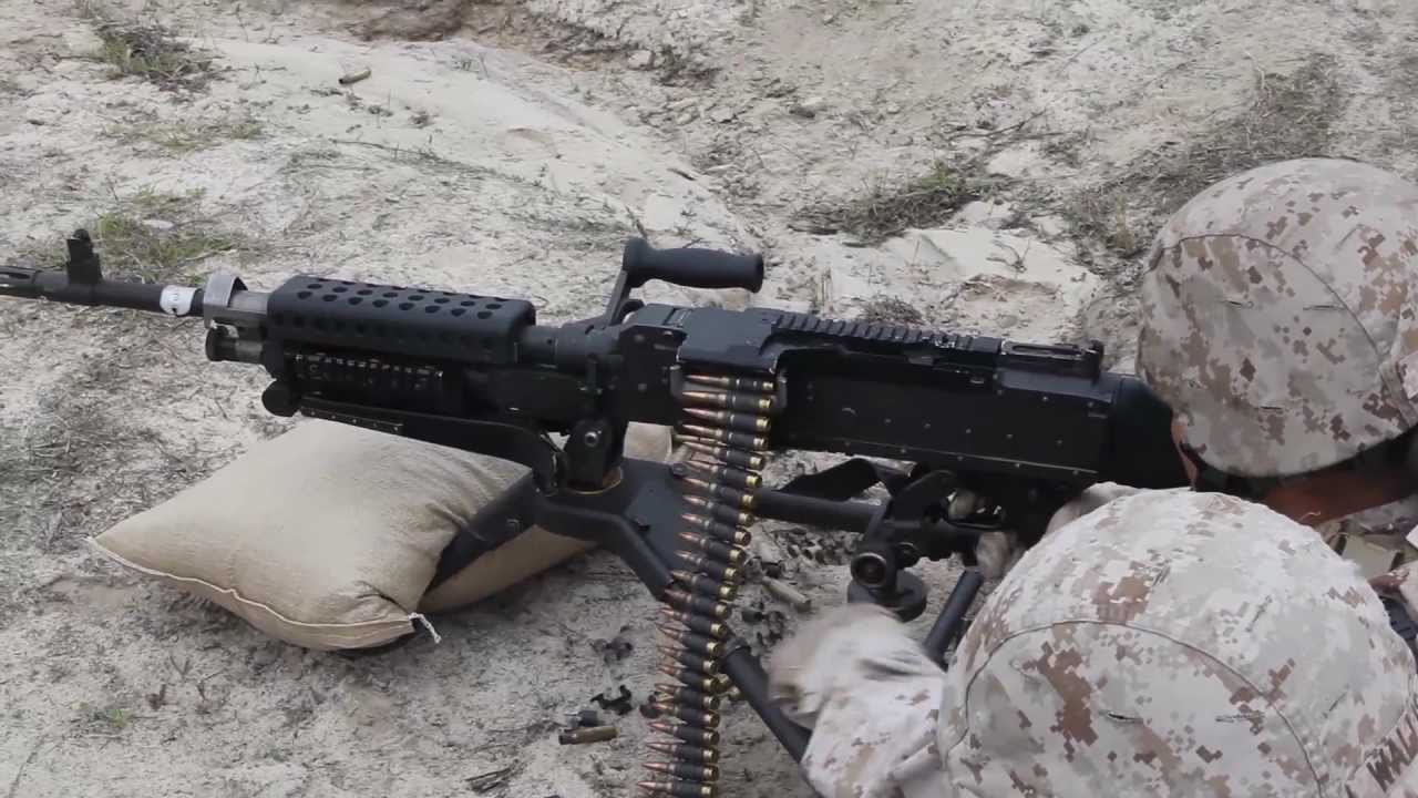 FET Female Marines Firing The M240B Machine Gun - YouTube