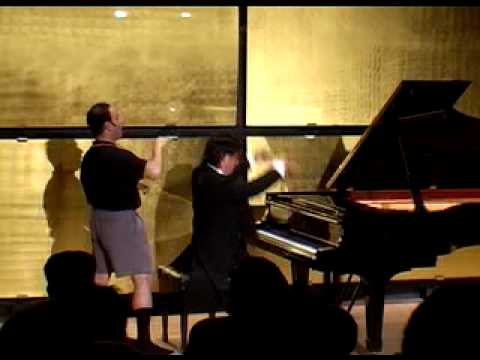 Вака брилијантниот корејски пијанист со мали раце го свири Рахмањинов