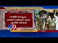 Silpa supporters pelt stones at TDP leader's car in Nandyal-Updates