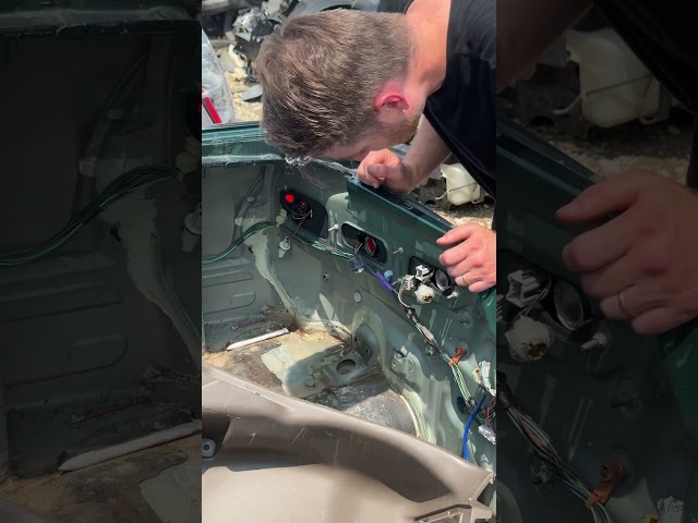 Hunting for a Replacement Integra Clock Spring at the Junkyard! (SRS Light and Horn Repair)