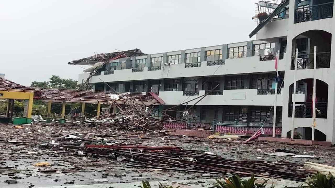 Shocking footage! A sudden tornado destroys schools and homes in Kuala Langat, Malaysia.