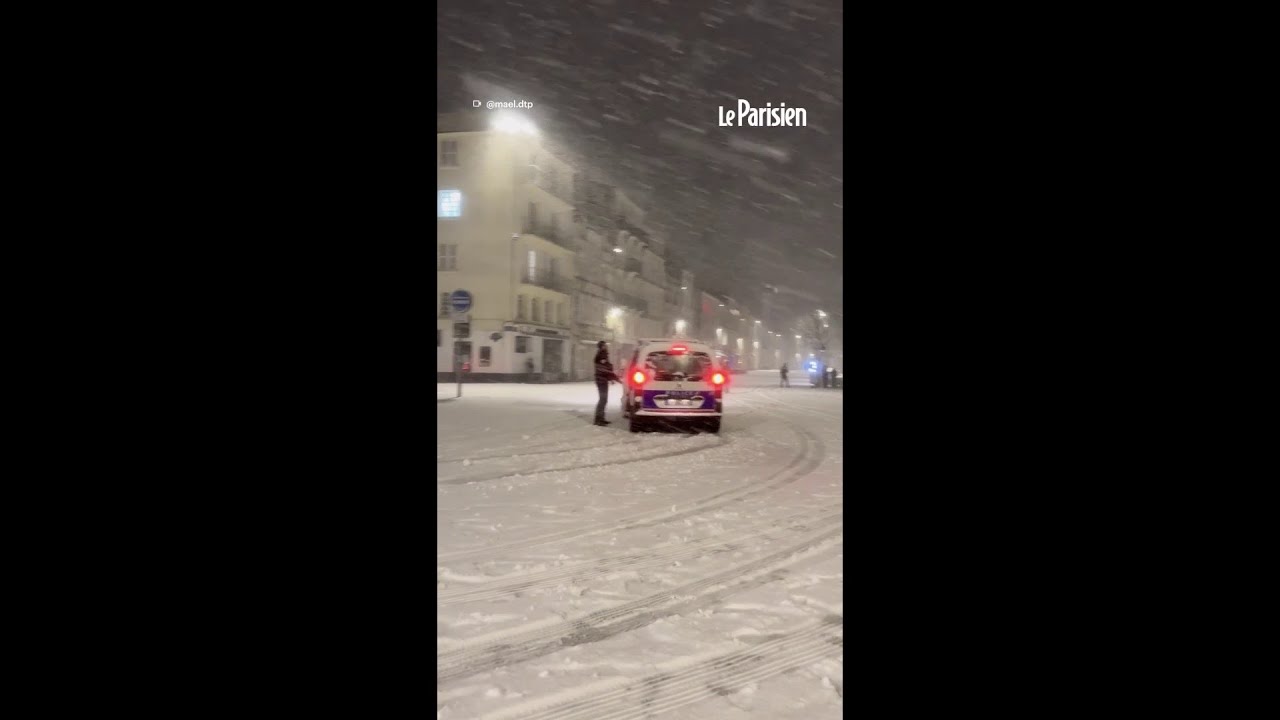 L'improbable bataille de boules de neige entre des policiers et des passants