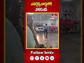 ఎమర్జెన్సీ వార్డులోకి పోలీస్ జీప్|Police Jeep Enters Hospital Emergency Ward | hmtv
