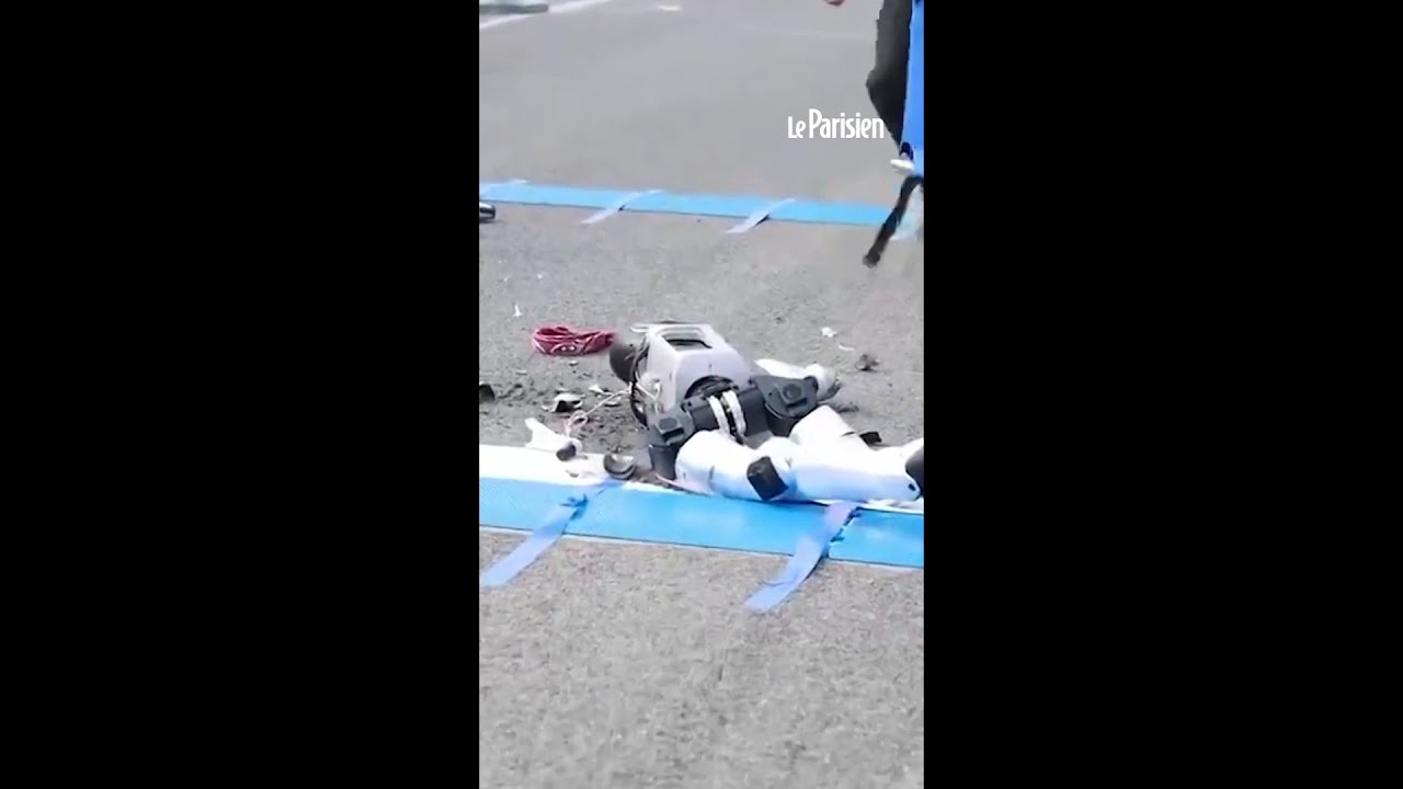 Chine : au départ d'une course, un robot humanoïde trébuche puis se débat contre le sol