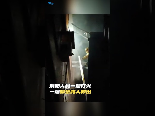 影/狂燃現場曝！宜蘭機車行暗夜大火 陽台3人受困警消馳援