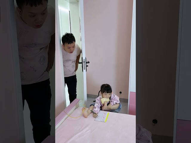 每學一次一個招，招招不一樣，比如眼前這位就是來考驗我的耐心和拿衣架的速度有多快 #爸爸帶娃 #家有萌娃 #父女搞笑