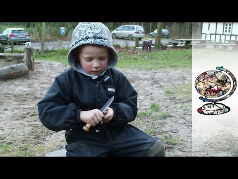Данските деца учат како да користат нож во градинка!