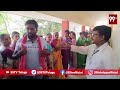Vangageetha Take Class to Janasainik | పోలింగ్ బూత్ లో జనసైనికుడికి వంగా గీత క్లాస్  - 01:19 min - News - Video