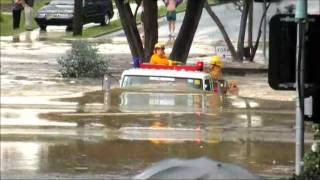 超霸氣！消防車潛入穿過被洪水淹沒的馬路