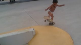 2歲尿布娃玩滑板