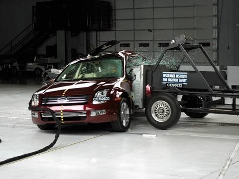 Видео краш-теста Ford Fusion с 2005 года