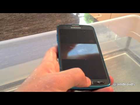 Samsung Galaxy S4 Active hands-on & waterproof testing