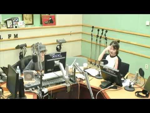 라디오에서 수다떠는 아이유 유인나