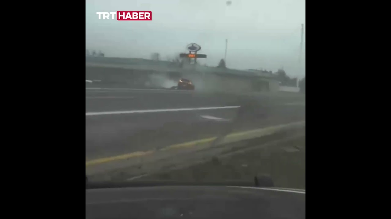 ABD'de kırmızı ışık ihlali yapan bir araç, 180 kilometre hızla giderken başka bir araca çarptı
