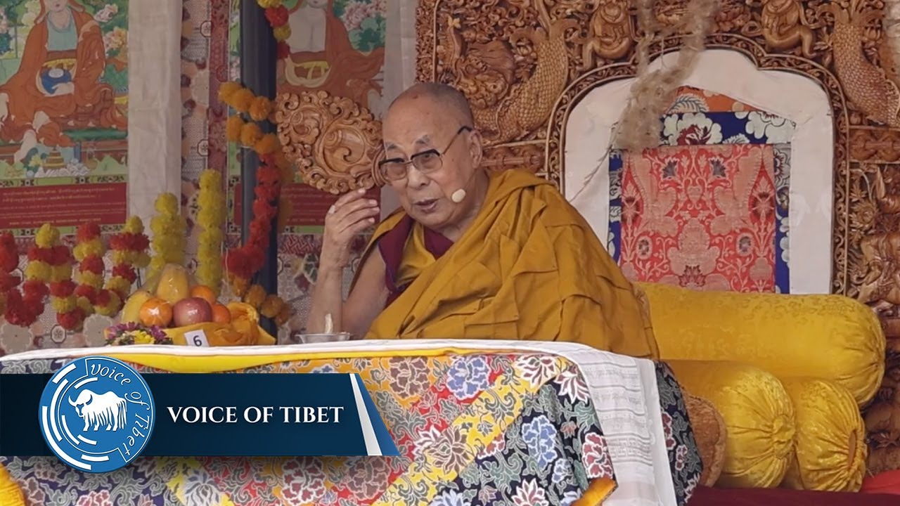 ཟངས་དཀར་གྲུ་འཛིན་ཕོ་བྲང་དུ་བརྟན་བཞུགས་བཀའ་སློབ་བསྩལ་བ།