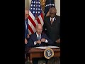 #Biden Signs Inflation Reduction Act, Gives Manchin Pen - 00:22 min - News - Video