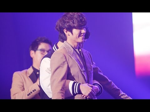Male idols being adorable with their fanboys