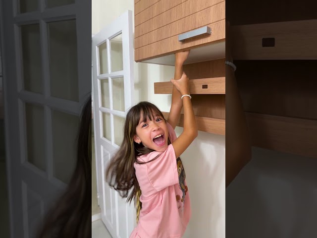 Mom rescues her stuck hand 😱🤣