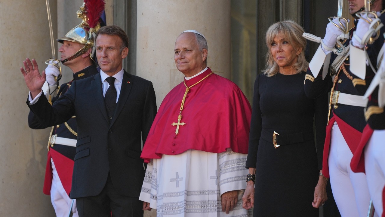 En Direct: La déambulation papale au cœur de Paris
