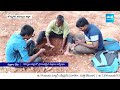 Jonnagiri People Searching for Diamonds | వాన పడింది.. వజ్రాల వేట షురూ..| Kurnool District@SakshiTV - 01:27 min - News - Video