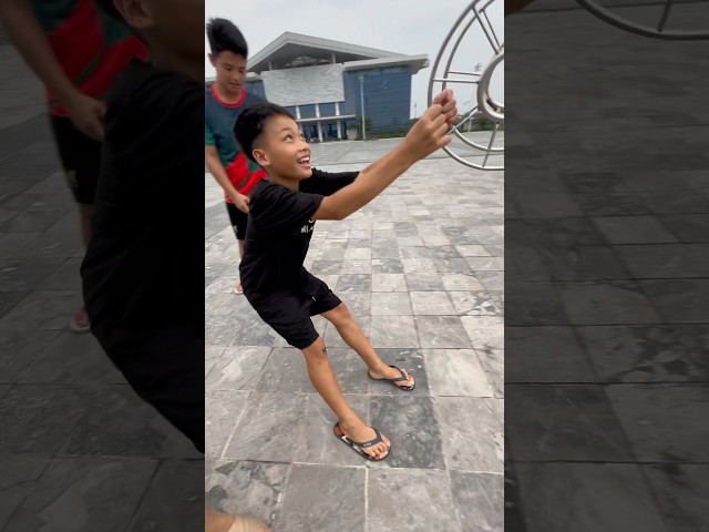 Thả diều 5 mét cậu bé kéo diều nhảy lên cao lướt trên sân quá hay..#patang #kite #layangan #xuhướng