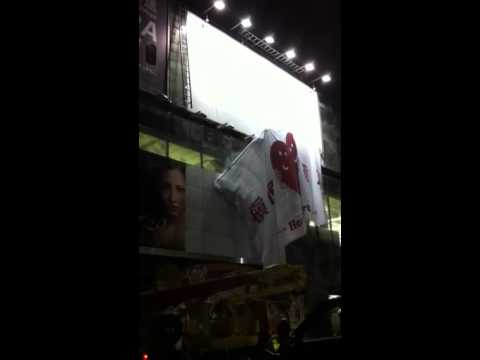 槇原敬之@渋谷ハチ公口広告「Heart to Heart」 マキハラランド国旗掲揚