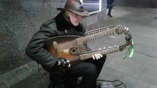 Уличный музыкант в Москве