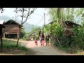 Un grupo de personas caminando.