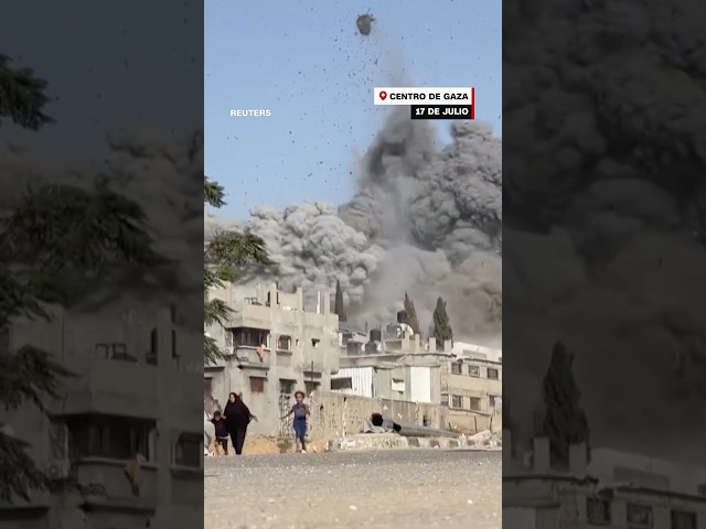 Niña corre de un ataque aéreo israelí cerca de una escuela