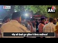 Viral Video: Ramzan के पहले दिन फ्री खाने के लिए रेस्टोरेंट के बाहर भीड़, पुलिस ने किया लाठीचार्ज  - 03:31 min - News - Video