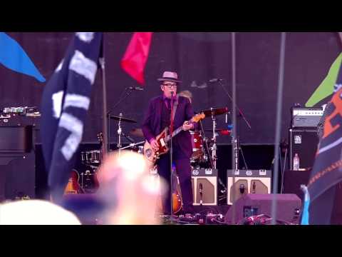 Elvis Costello - Oliver's Army (Glastonbury 2013) 