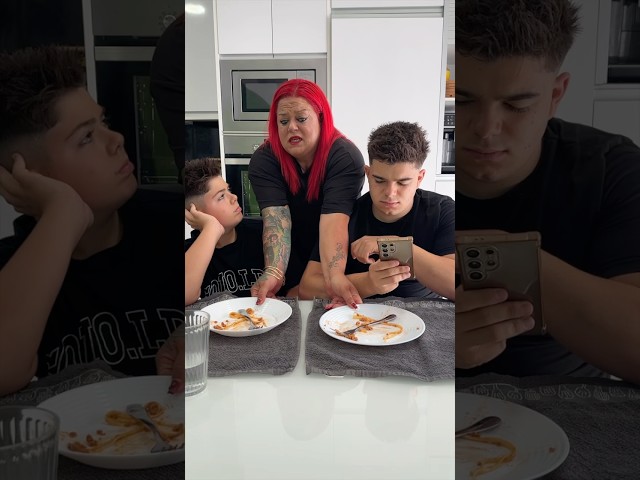 Mi madre siempre se queja de que no recogemos los platos 🤣 #shorts #shortsfeed #shortsvideo #funny