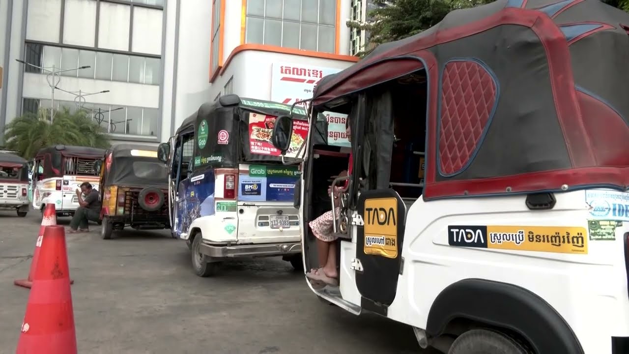Cambodians queue for gas as fuel shortage hits Phnom Penh