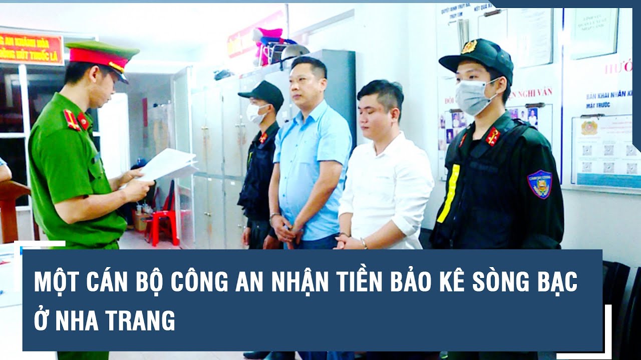 Một cán bộ công an nhận tiền bảo kê sòng bạc ở Nha Trang l VTs