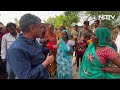 Lok Sabha Election 2024: Lakhimpur के गांव की महिलाएं पुल न होने से हैं परेशान  | NDTV India  - 04:06 min - News - Video