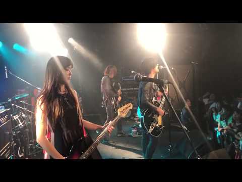 Blues Drive Monster - the pillows covered by a flood of circle