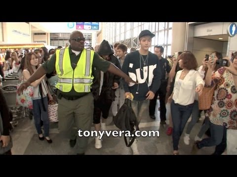 Exo band Fans go Crazy when they meet them at LAX