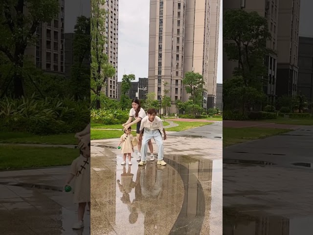 不背我就算了，還要我背包？？？哼，本寶寶可是有脾氣的！！！ #秀恩愛 #壹家三口 #搞笑