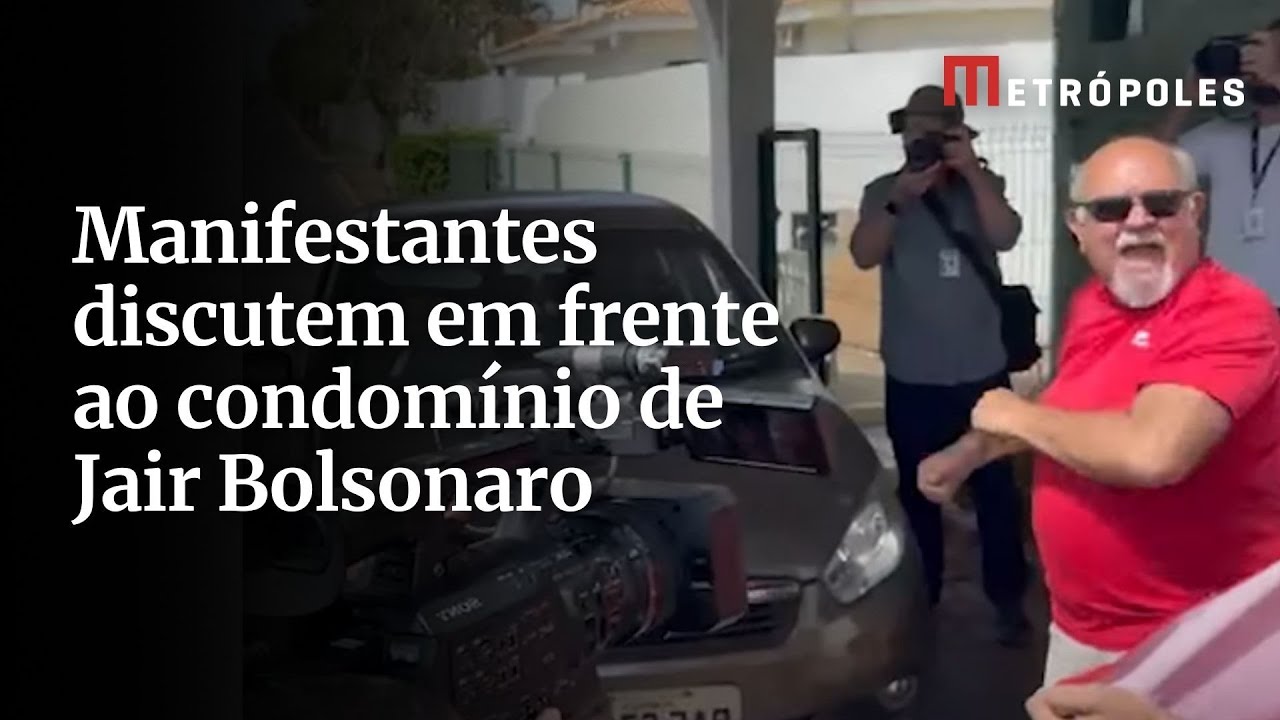Manifestantes discutem em frente ao condomínio de Jair Bolsonaro