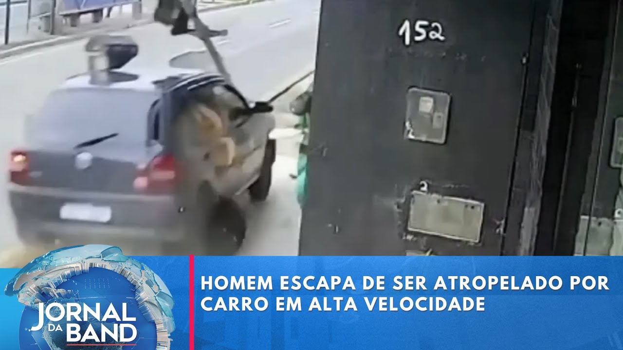 Homem escapa de ser atropelado por carro em alta velocidade