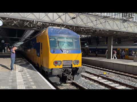 DDZ 7505 komt aan en vertrekt dan leeg uit station Amsterdam Centraal