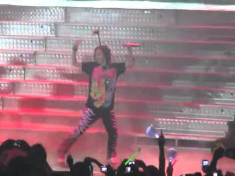 2ne1 manila concert - I Dont Care[FANCAM]