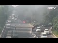 Delhi के पास बीच सड़क पर धू-धूकर जली Car, अंदर बैठे लोगों ने कूदकर बचाई जान  - 00:36 min - News - Video
