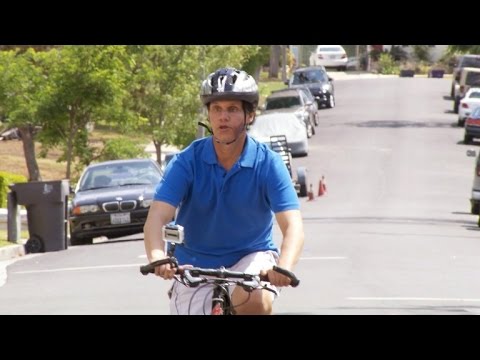 Неверојатно! Овој слеп велисопедист го вози својот велосипед низ прометните улици благодарение на ехолокација!