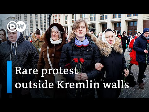 Moscow police detain journalists at anti-war protest | DW News