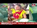 కుమారి ఆంటీని ఫాలో అవుతున్న పోలీసులు | Hyderabad Kumari Aunty Food Stall  | Jordar News | hmtv  - 00:55 min - News - Video