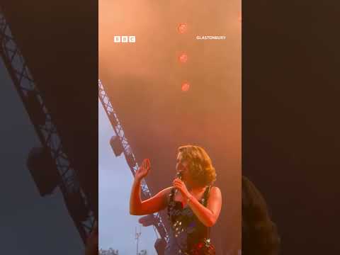 Just when we thought we couldn't love Escapism any more, Raye added a little Glastonbury opera 🔥 💖⁣